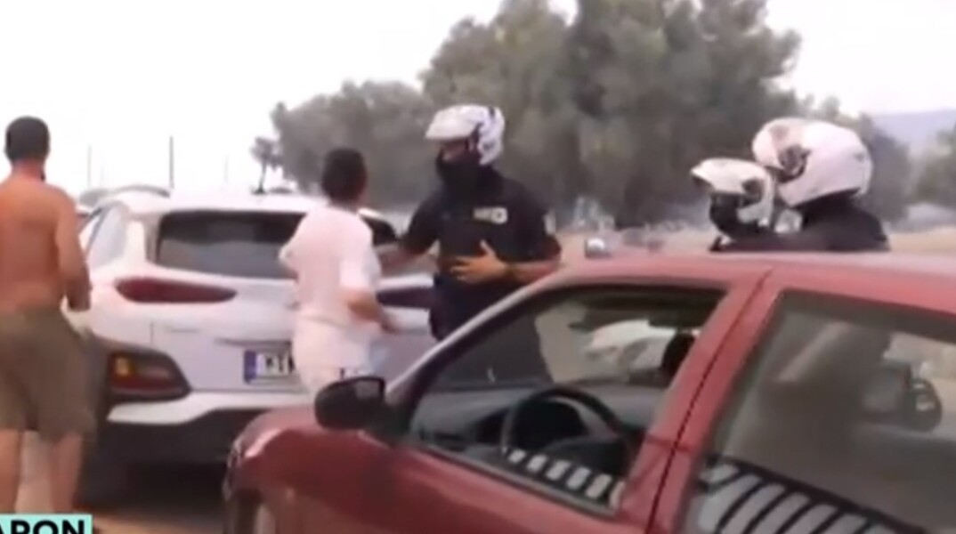 Αστυνομικός πείθει γυναίκα να φύγει από το Κανδήλι Μεγάρων