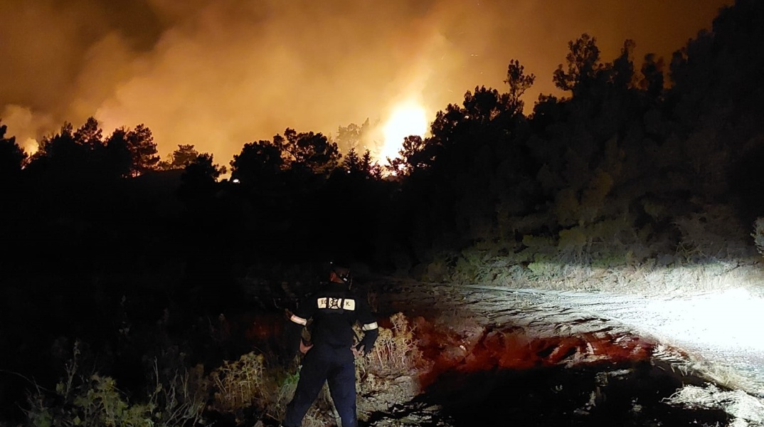 Πυροσβέστης κατά τη διάρκεια της ολονύχτιας μάχης με τη φωτιά στη Ρόδο