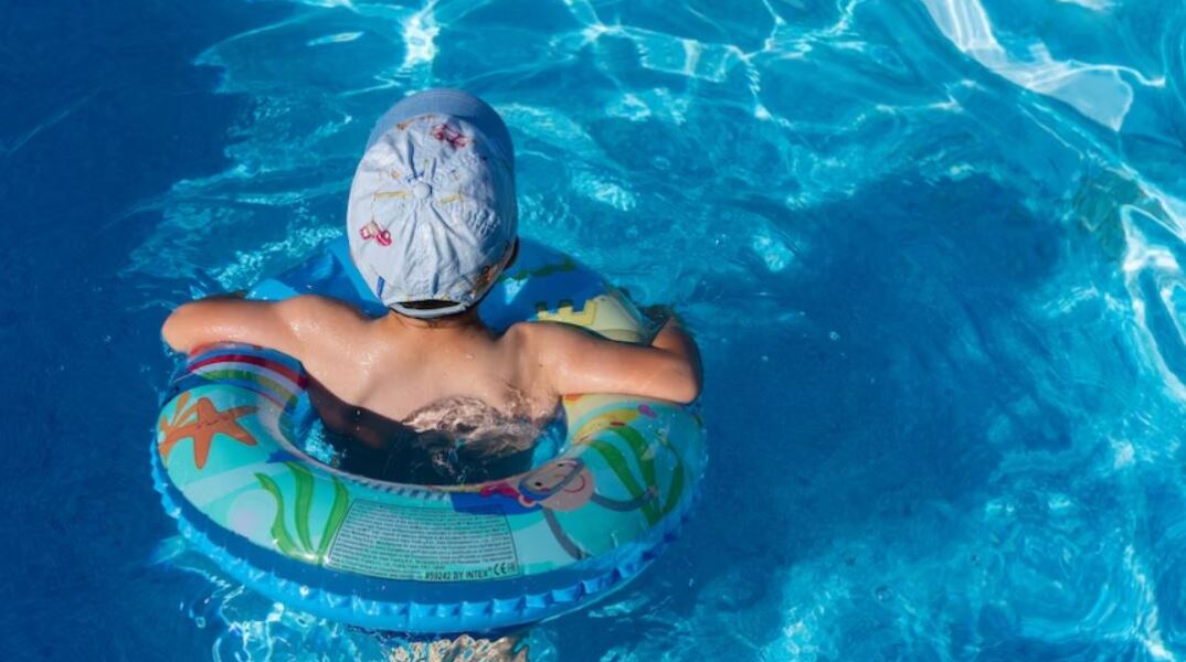 Παιδί σε πισίνα