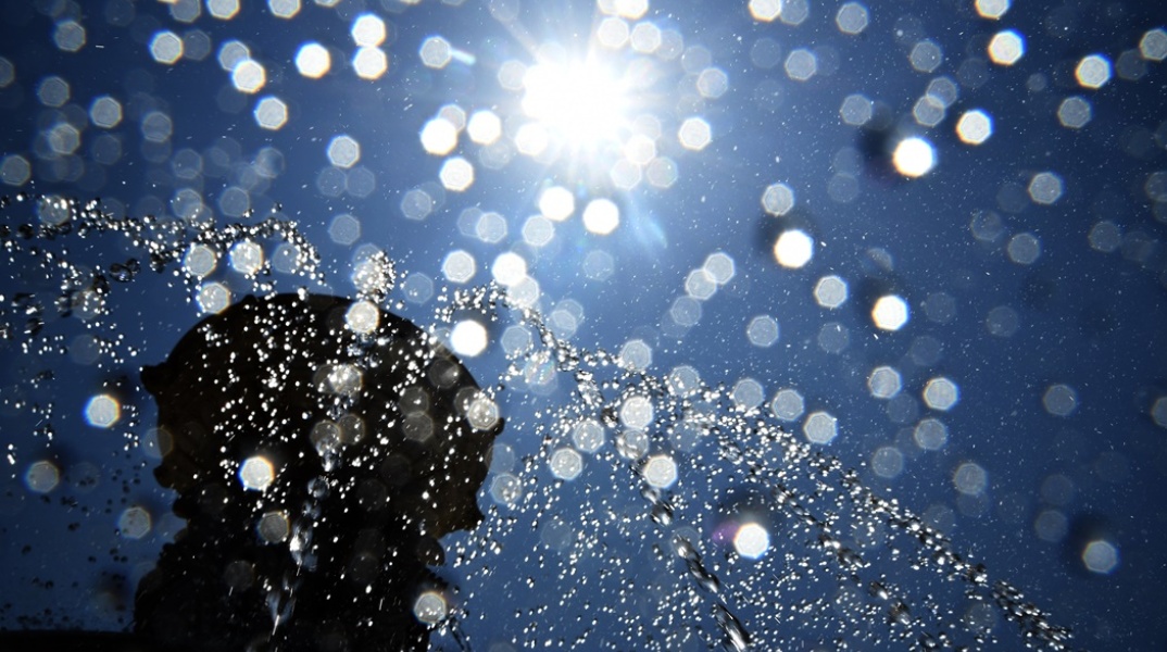 Σιντριβάνι στάζει λίγες σταγόνες δροσιάς