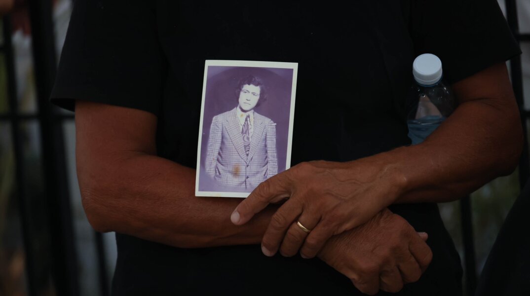 Γυναίκα με μαύρα κρατά στα χέρια της τη φωτογραφία αγνοουμένων μετά την τουρκική εισβολή στην Κύπρο