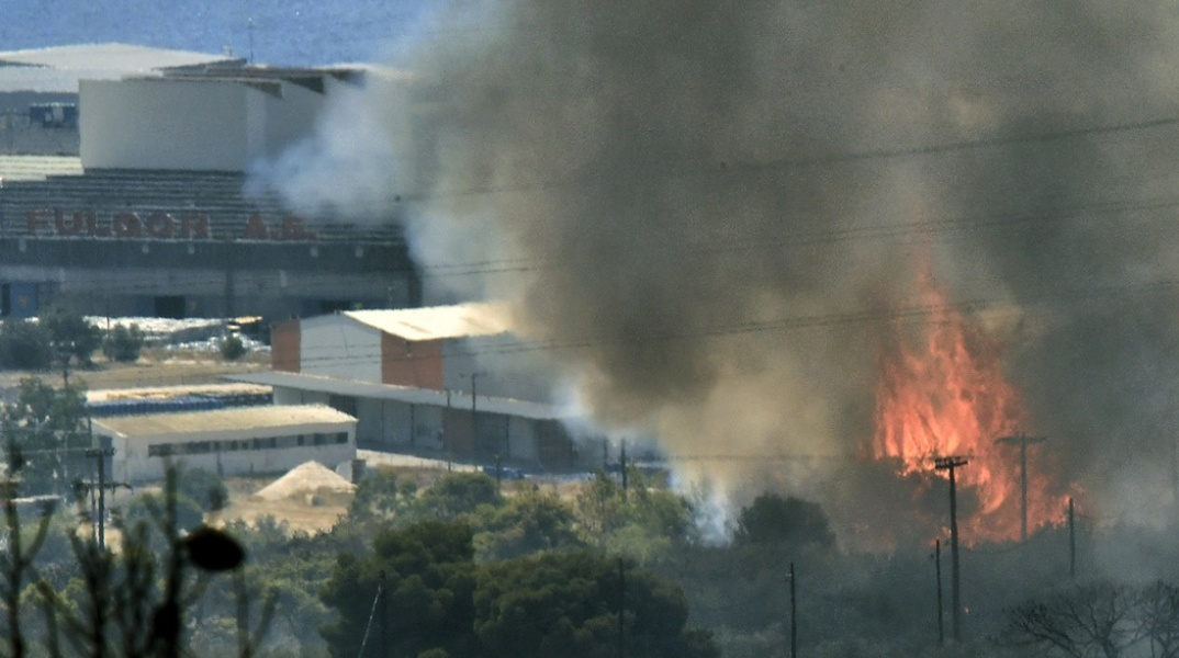 Φωτιά στο Λουτράκι δίπλα σε σπίτια