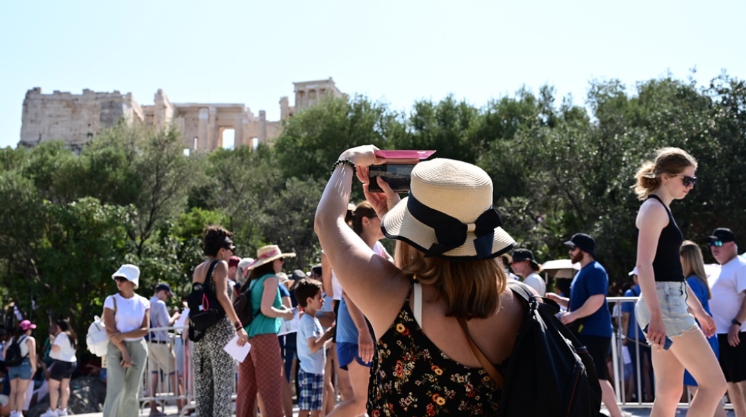 Τουρίστες σε συνθήκες καύσωνα