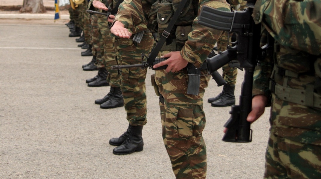 Αλεξιπτωτιστές σε παράταξη στη Σχολή στον Ασπρόπυργο