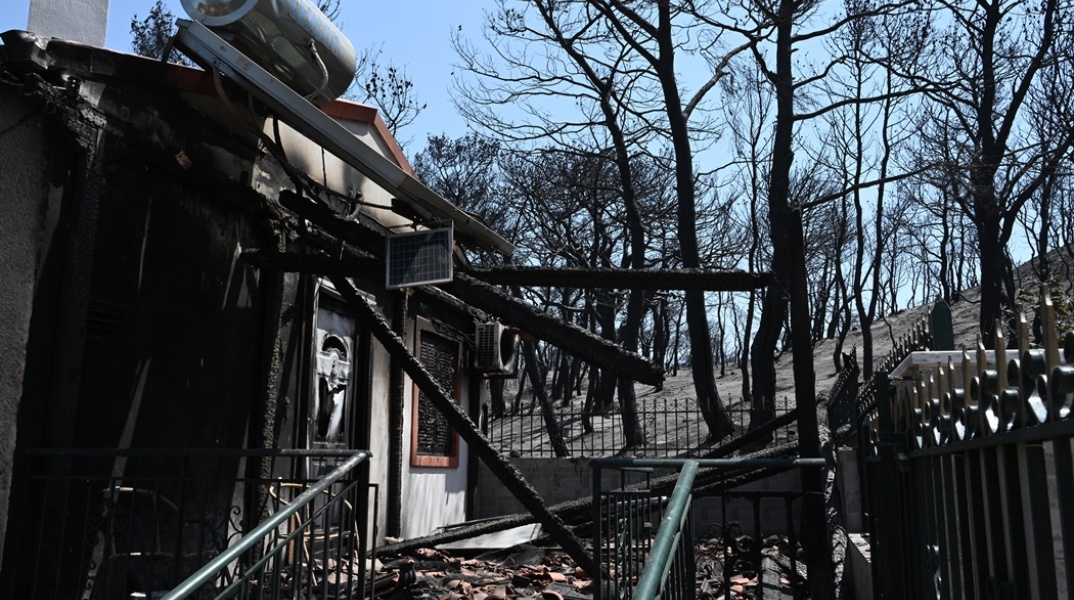 Σπίτι καμένο μετά τη φωτιά στο Λουτράκι