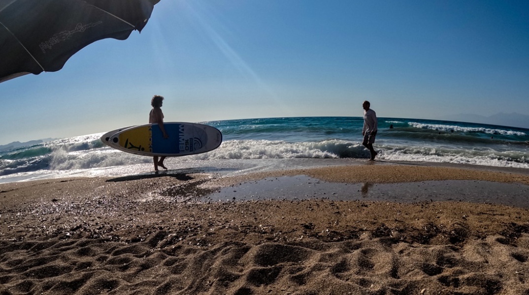 Παραλία - Πολίτες με σανίδα στην άμμο σε συνθήκες ζέστης και καύσωνα