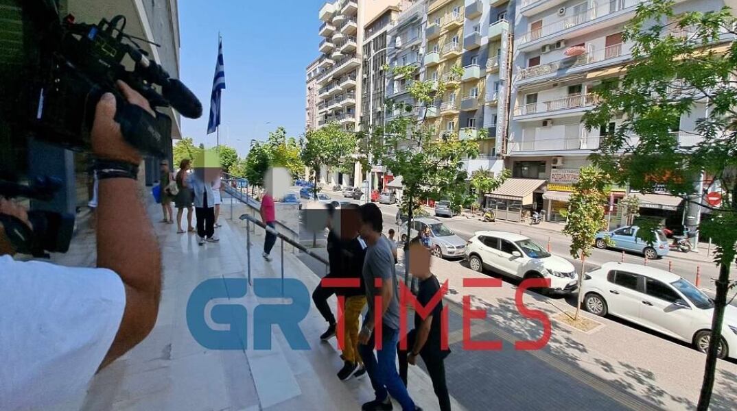 Δολοφονία 64χρονου στη Θεσσαλονίκη - O 29χρονος καθ' ομολογία δολοφόνος οδηγείται στην ανακρίτρια