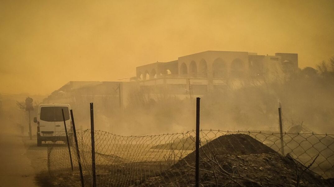 Αναζωπυρώσεις στα τρία μέτωπα της φωτιάς στη Ρόδο