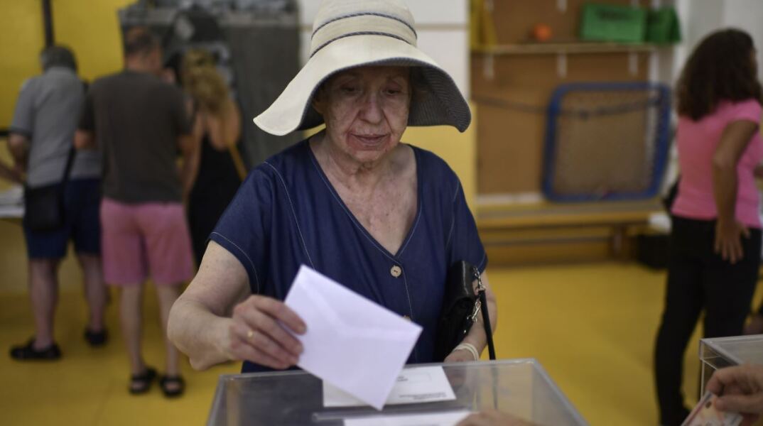 Πρόωρες εκλογές στην Ισπανία - Ψηφοφόρος καταθέτει την ψήφο της
