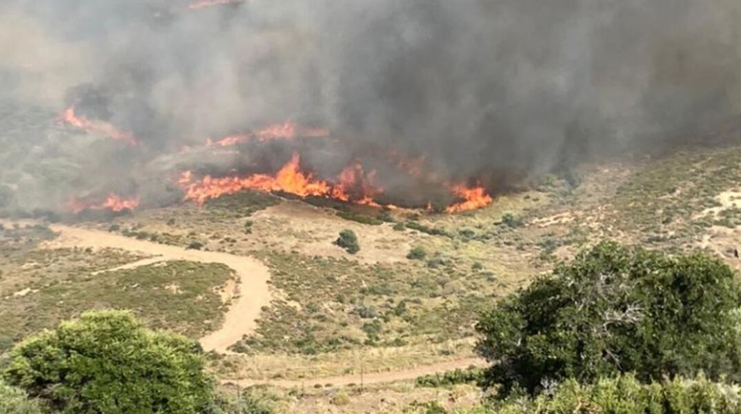 Πλησιάζει σε οικισμούς η φωτιά στην Κάρυστο 