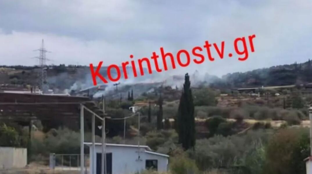 Φωτιά κοντά σε σπίτια στα Καριώτικα στο Ξυλόκαστρο