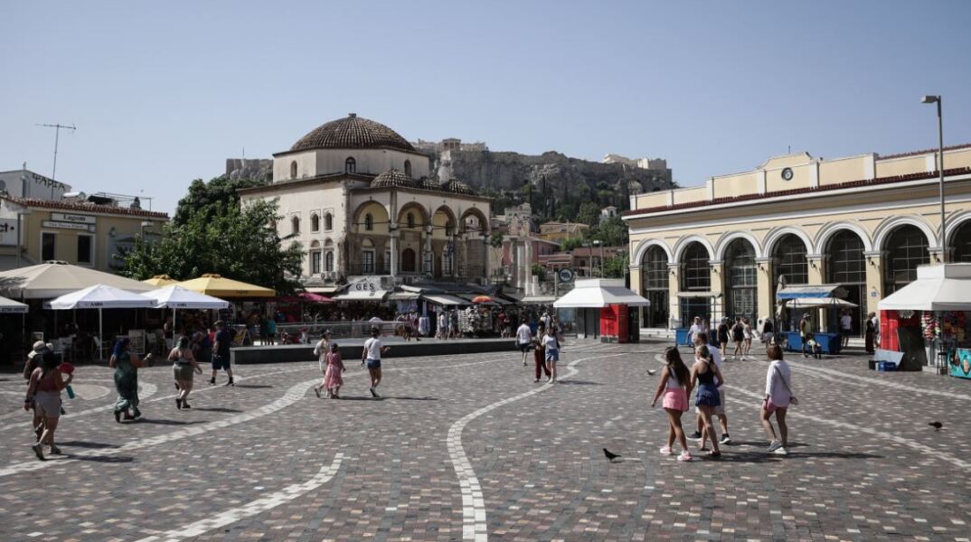Η πλατεία στο Μοναστηράκι εν μέσω καύσωνα