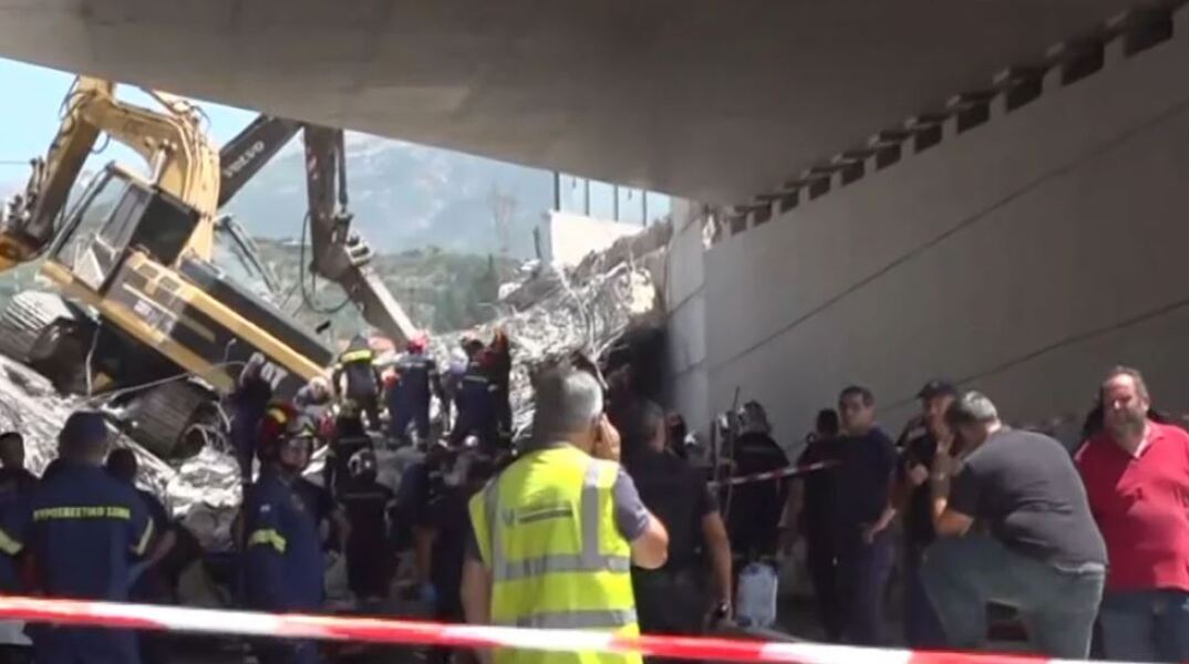 Ένας νεκρός και 8 τραυματίες από την πτώση γέφυρας στην Πάτρα