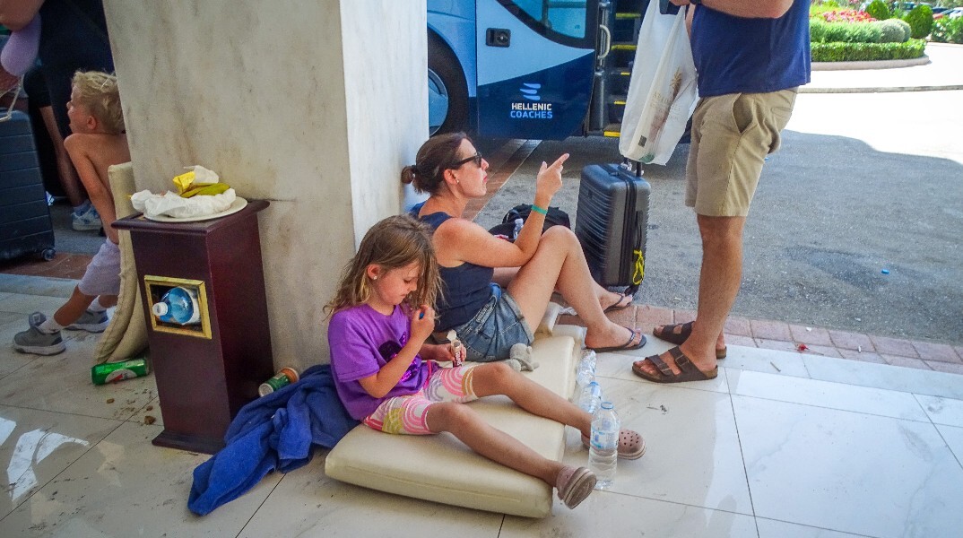 Τουρίστες αναμένουν να απομακρυνθούν από το νησί της Ρόδου μετά τις πυρκαγιές που ξέσπασαν