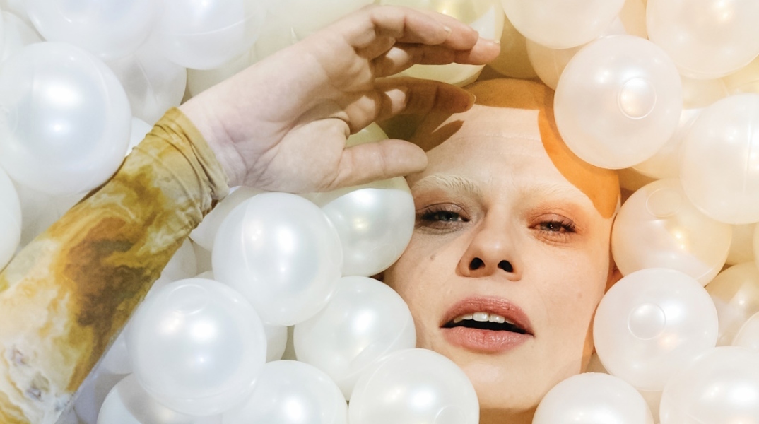 Η Kovacs στέλνει την κασέτα του καλοκαιριού.