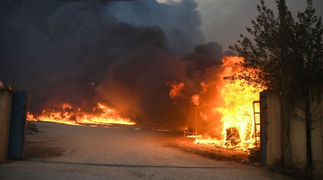 Δραματικές ώρες στη Μαγνησία: Εκκενώσεις διά θαλάσσης, εκρήξεις στη Νέα Αγχίαλο