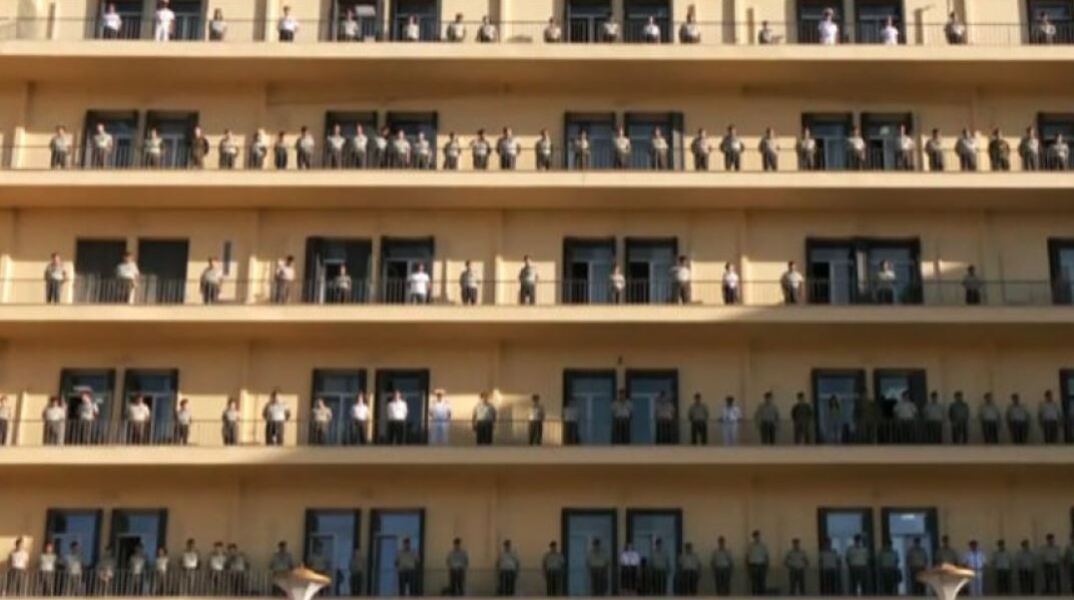 Μεσίστια σημαία, σιωπή και συγκίνηση στην τελετή στο Πεντάγωνο για τους δύο πιλότους