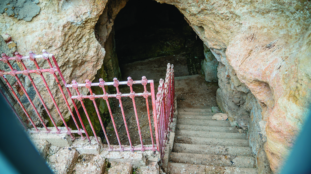 Η σπηλιά του Παρασκευά στην Καστέλλα ©Θανάσης Καρατζάς