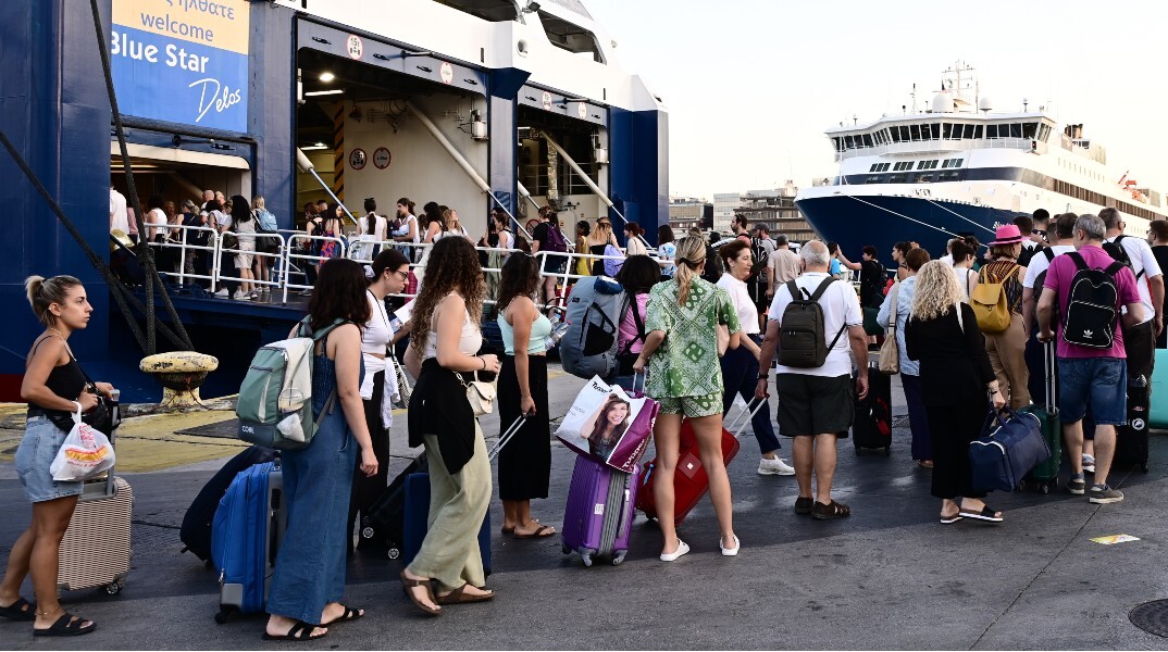 Αδειούχοι Αυγούστου στο λιμάνι του Πειραιά