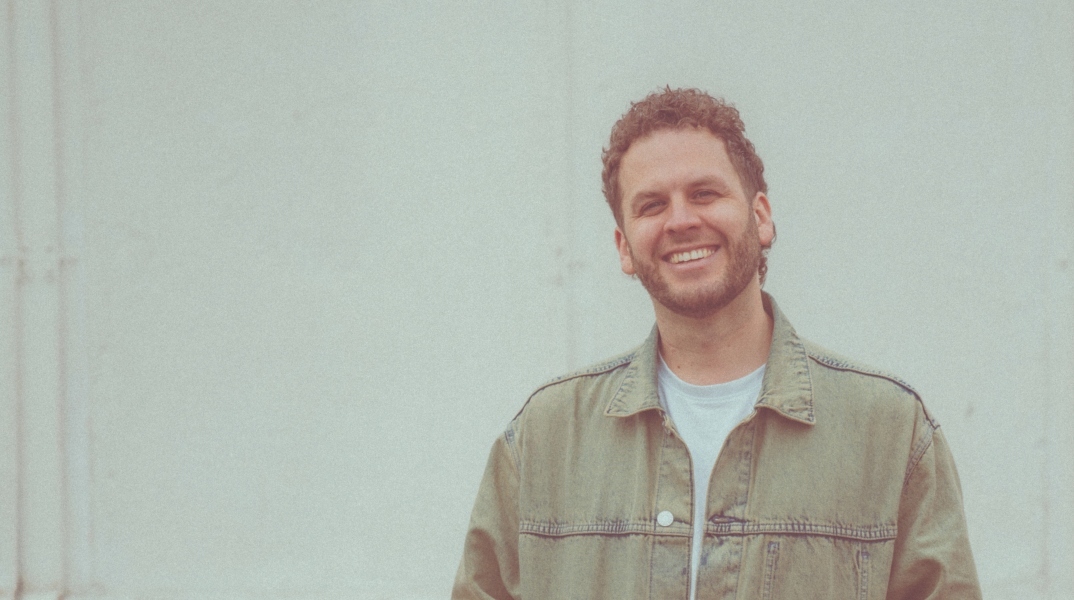 Ο Seba Campos μας στένει την κασέτα του καλοκαιριού.