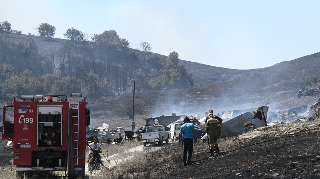 Αποκαΐδια από το καταστροφικό πέρασμα της φωτιάς στη Μαγνησία