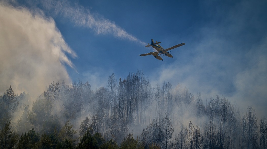 Πυροσβεστικό εναέριο μέσο επιχειρεί για την κατάσβεση πυρκαγιάς