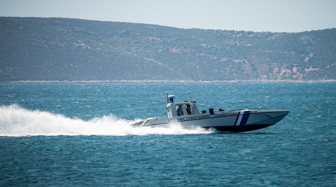 Λέσβος: Εντοπισμός και διάσωση 26 ατόμων στη Μυτιλήνη - Οι συλληφθέντες έριξαν στη θάλασσα τους επιβαίνοντες στη θέα του σκάφους του Λιμενικού.