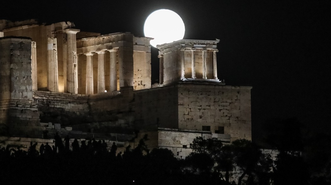 Πανσέληνος Αυγούστου - Το φεγγάρι του Οξύρρυγχου στον ιερό βράχο της Ακρόπολης