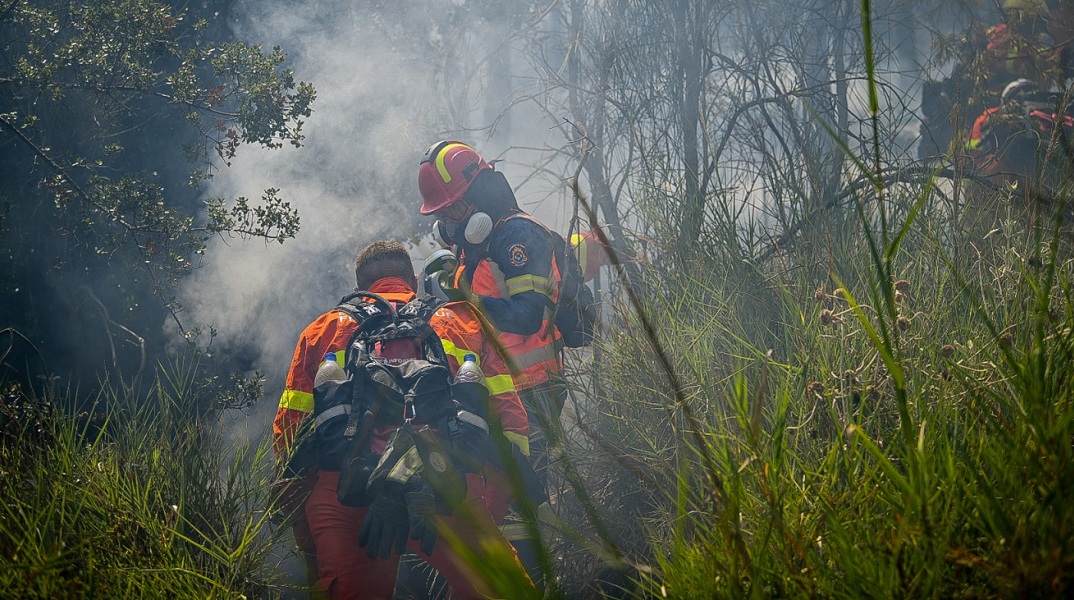 Ηράκλειο: Επιχείρηση της πυροσβεστικής για πυρκαγιά ανάμεσα σε Γοργολαϊνι και Κρουσώνα – Ισχυρές δυνάμεις επιχειρούν στις εστίες της φωτιάς.