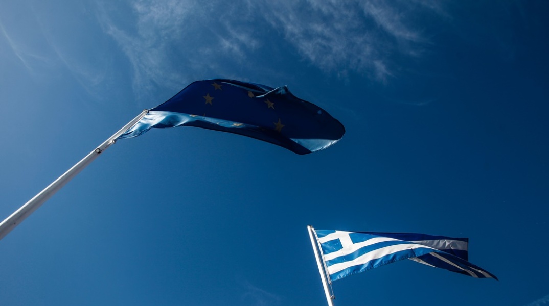 Ελληνική σημαία και σημαία της ΕΕ κυματίζουν