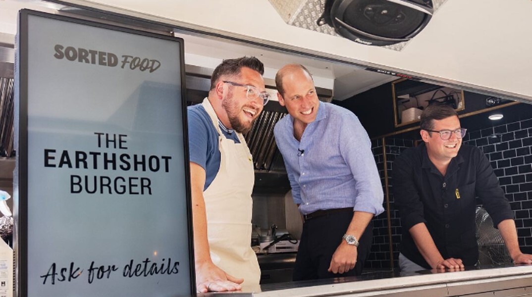 Ο πρίγκιπας Ουίλιαμ σερβίρει... μπέργκερ