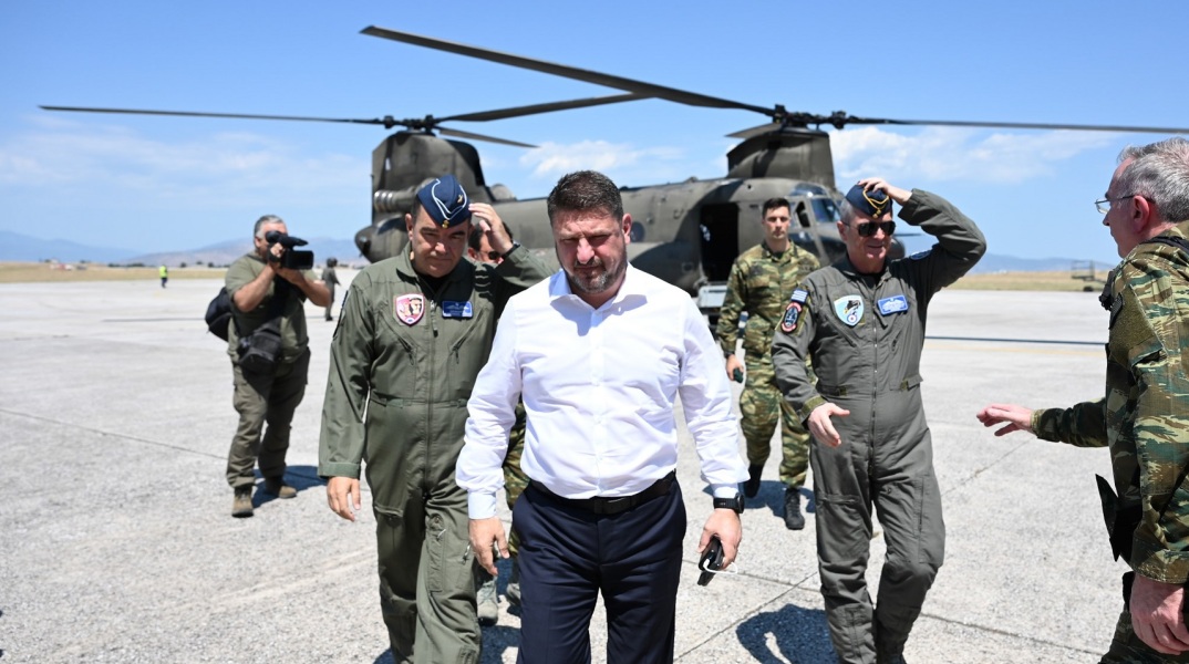 Νίκος Χαρδαλιάς: Πολιτικές αντιδράσεις μετά τη δημοσιοποίηση φωτογραφίας που φαίνονται δύο απόρρητοι στρατιωτικοί χάρτες - Ανακοινώσεις από ΣΥΡΙΖΑ και ΠΑΣΟΚ.