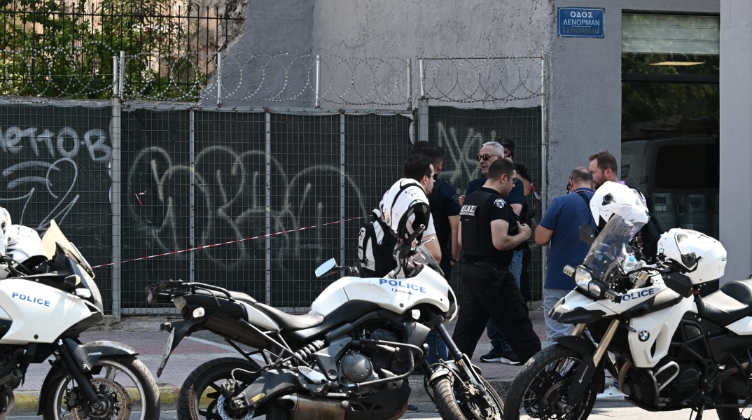 Αιματηρή καταδίωξη στον Κολωνό: Σε νόμιμη άμυνα ο αστυνομικός που πυροβόλησε και τραυμάτισε ληστή, σύμφωνα με στελέχη της ΕΛ.ΑΣ. - Το χρονικό του επεισοδίου.