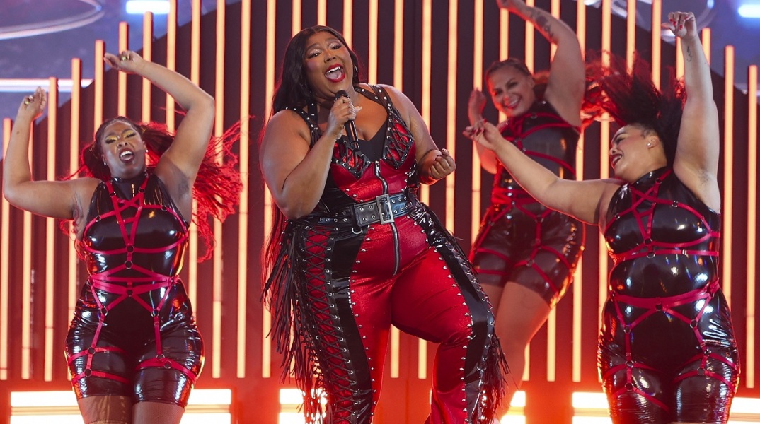 Η Lizzo κατηγορείται για σεξουαλική παρενόχληση και fat shaming από πρώην χορεύτριές της