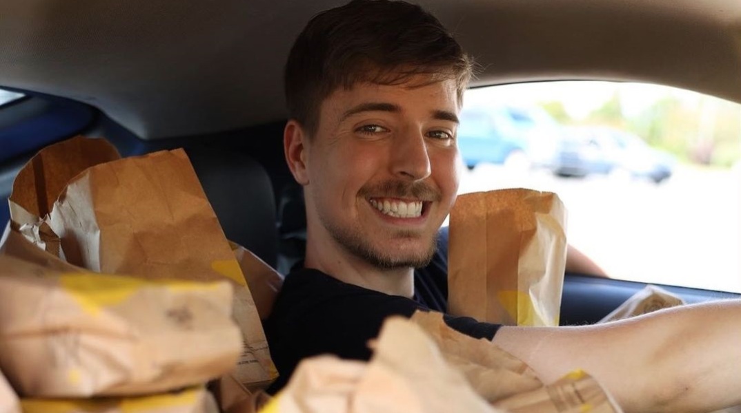 Ο YouTuber MrBeast μηνύει την εταιρεία πίσω από την αλυσίδα γρήγορου φαγητού του για «μη βρώσιμα» μπέργκερ - Υποστηρίζει ότι η φήμη του «βλάπτεται ανεπανόρθωτα».