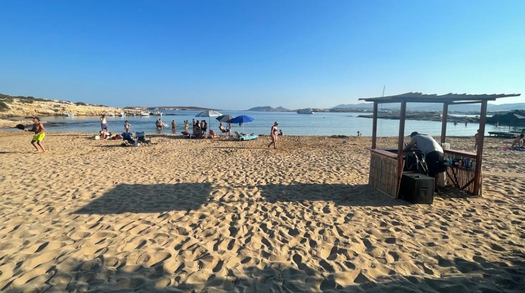 Κίνημα της Πετσέτας: Πρώτη νίκη για την πρωτοβουλία πολιτών - Απομακρύνθηκαν ξαπλώστρες και ομπρέλες στην παραλία Μικρή Σάντα Μαρία της Πάρου. 