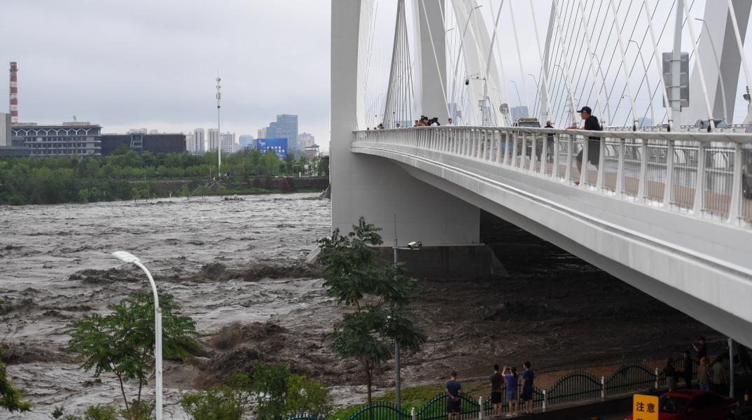 Κίνα: Οι πρόσφατες βροχοπτώσεις στο Πεκίνο είναι οι σφοδρότερες εδώ και τουλάχιστον 140 χρόνια - Βουνά σκουπιδιών και συντρίμμια πλέουν στο νερό.