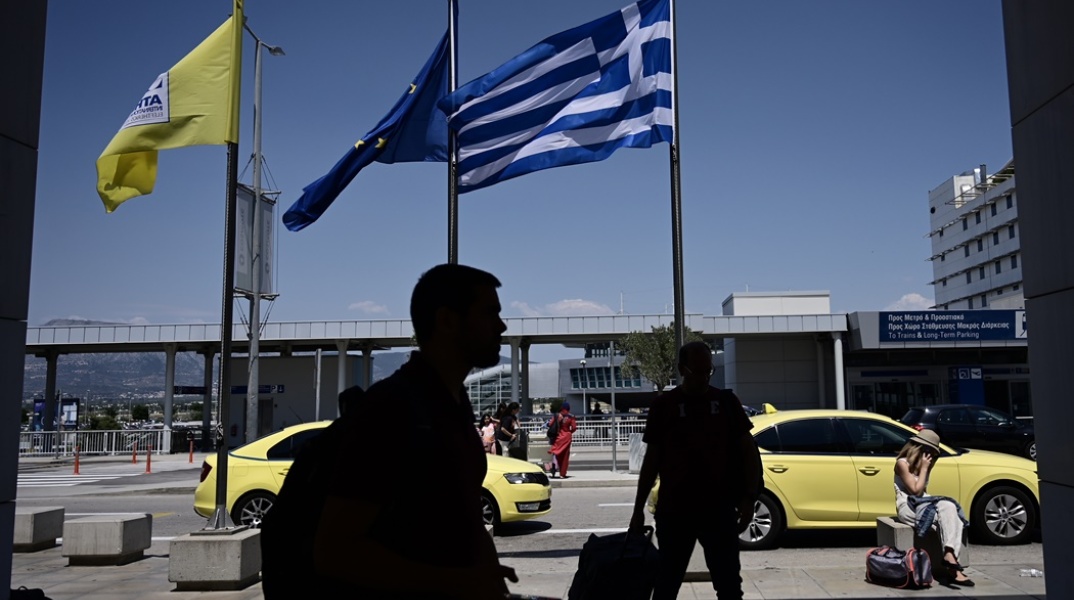 Ταξιδιώτες στο αεροδρόμιο «Ελευθέριος Βενιζέλος»