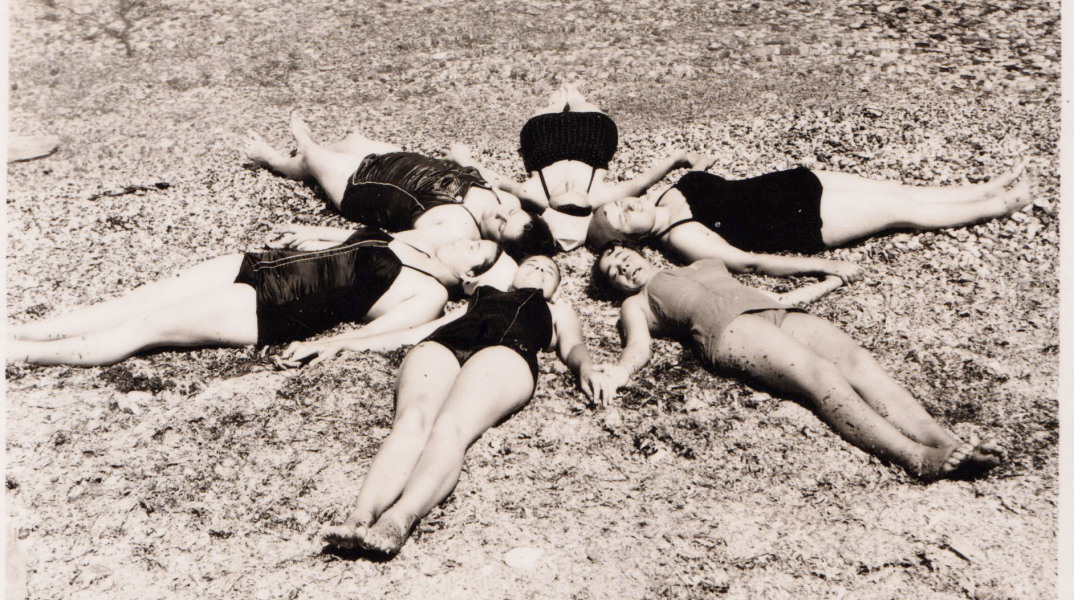 Εικόνα από το αρχείο της Φυλλιώς Καραστάθη στην έκθεση "Όπως ήμασταν τότε: Ένα φωτογραφικό λεύκωμα από το Καρλόβασι και πέρα"