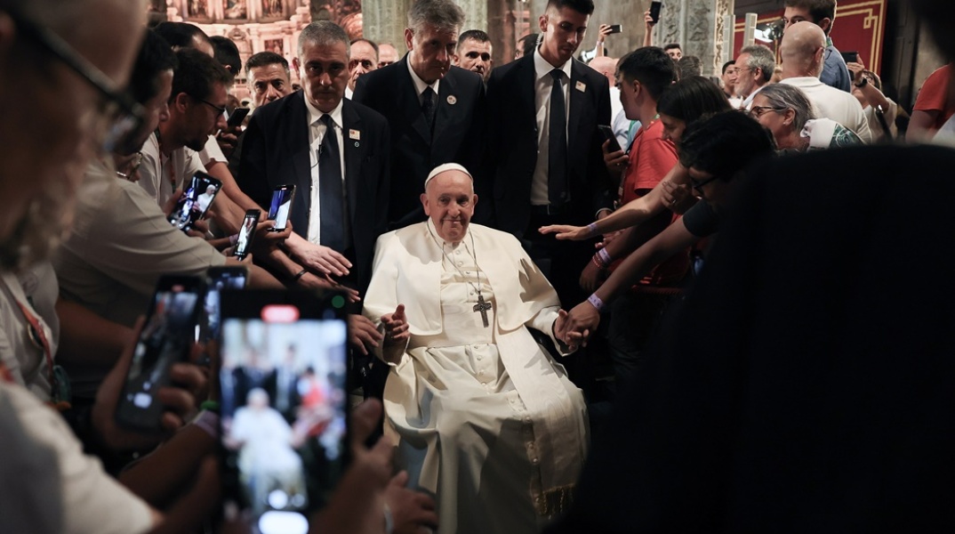 Ο πάπας Φραγκίσκος στην Πορτογαλία και γύρω του άνθρωποι της ασφάλειάς του και πιστοί