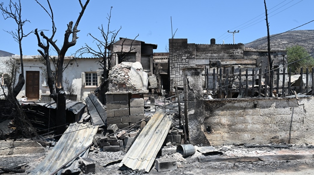 Σπίτι καμένο από την πρόσφατη φωτιά στον Κουβαρά