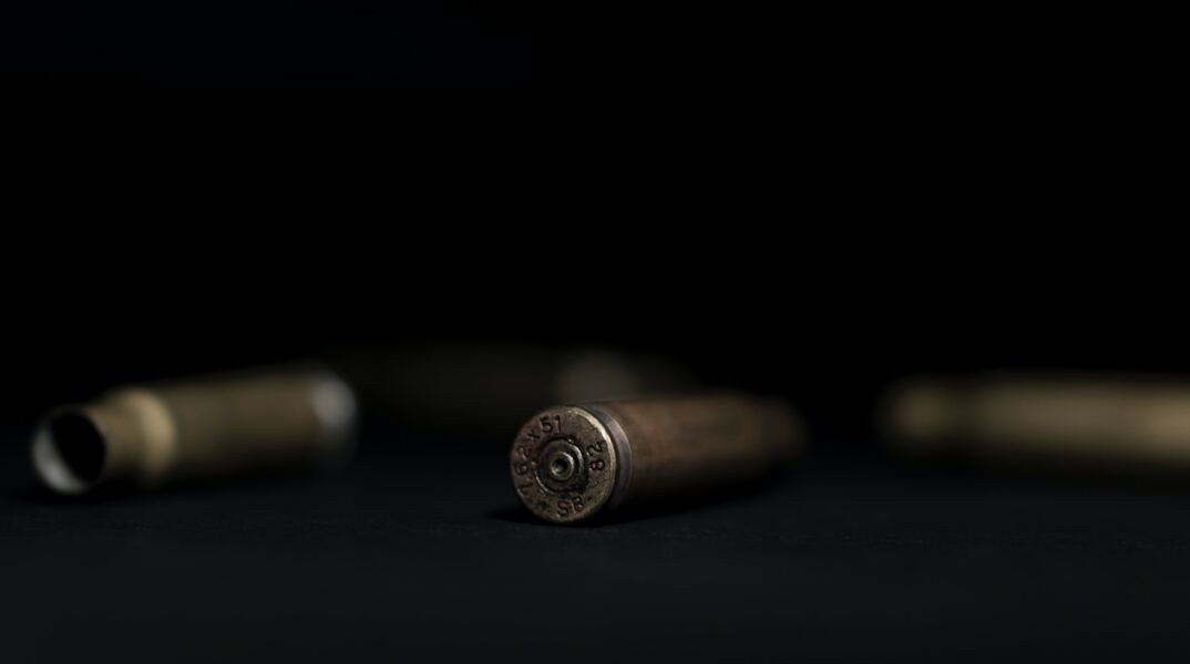 Σφαίρα σε τραπέζι σε σκοτεινό φόντο