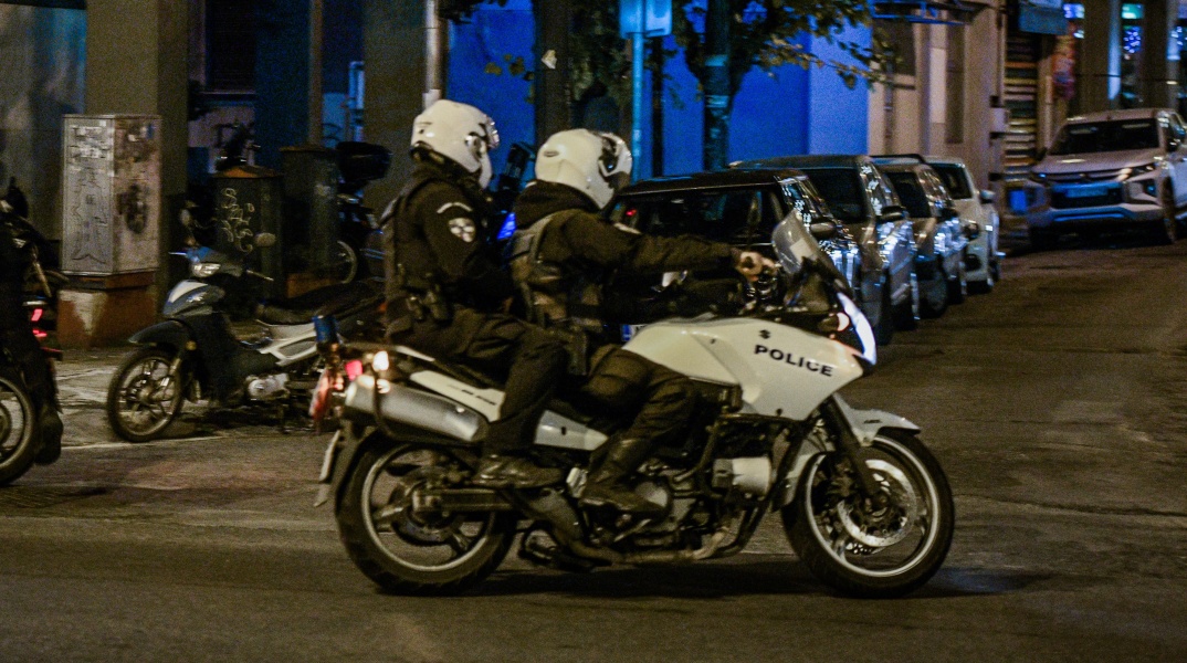 Αστυνομικοί πάνω σε μηχανή της ΕΛ.ΑΣ.