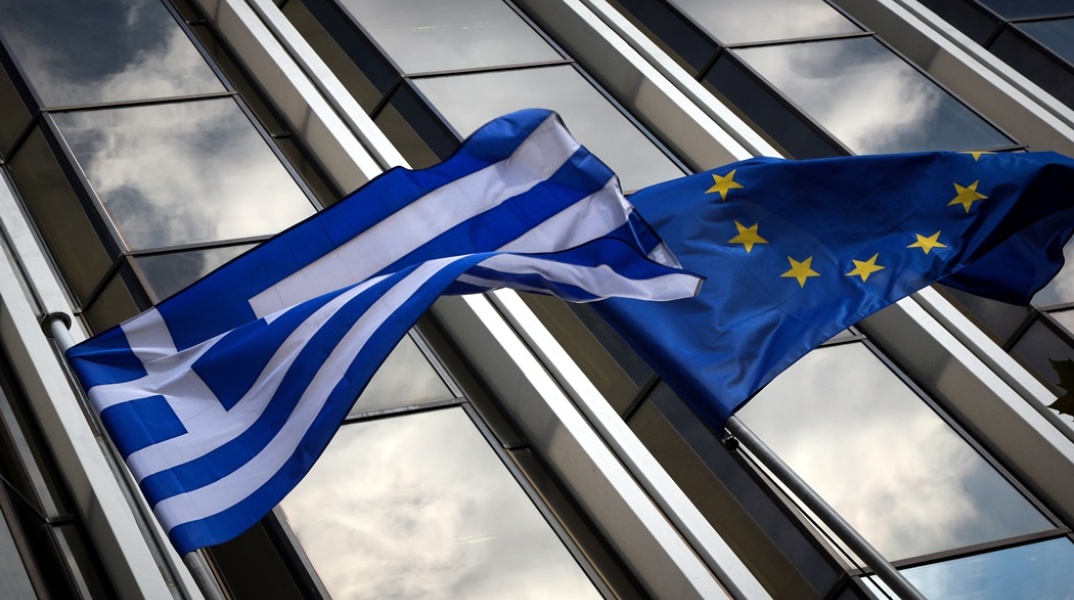 Ελληνική σημαία και σημαία της ΕΕ κυματίζουν