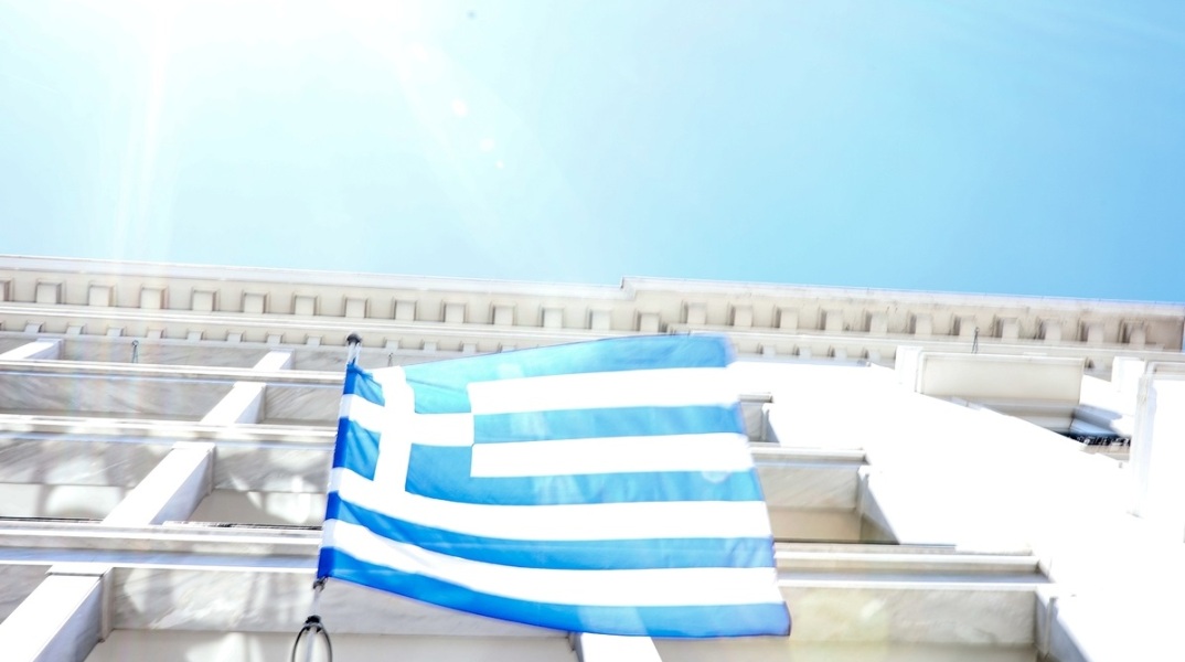 Bloomberg: H Ελλάδα επιστρέφει στην επενδυτική ελίτ, μετά την αναβάθμιση της επενδυτικής αξιολόγησης της από την Scope Rating.
