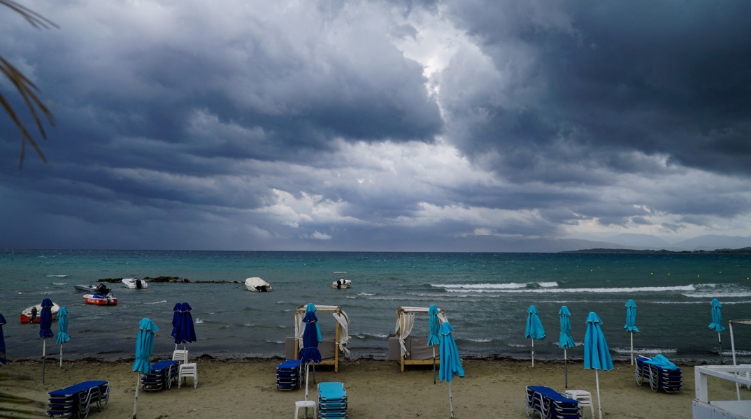 Κέρκυρα: Έντονα καιρικά φαινόμενα - Απεγκλωβίστηκαν 10 τουρίστες από παραλία του νησιού - Κινητοποίηση της Πυροσβεστικής και του Λιμενικού.