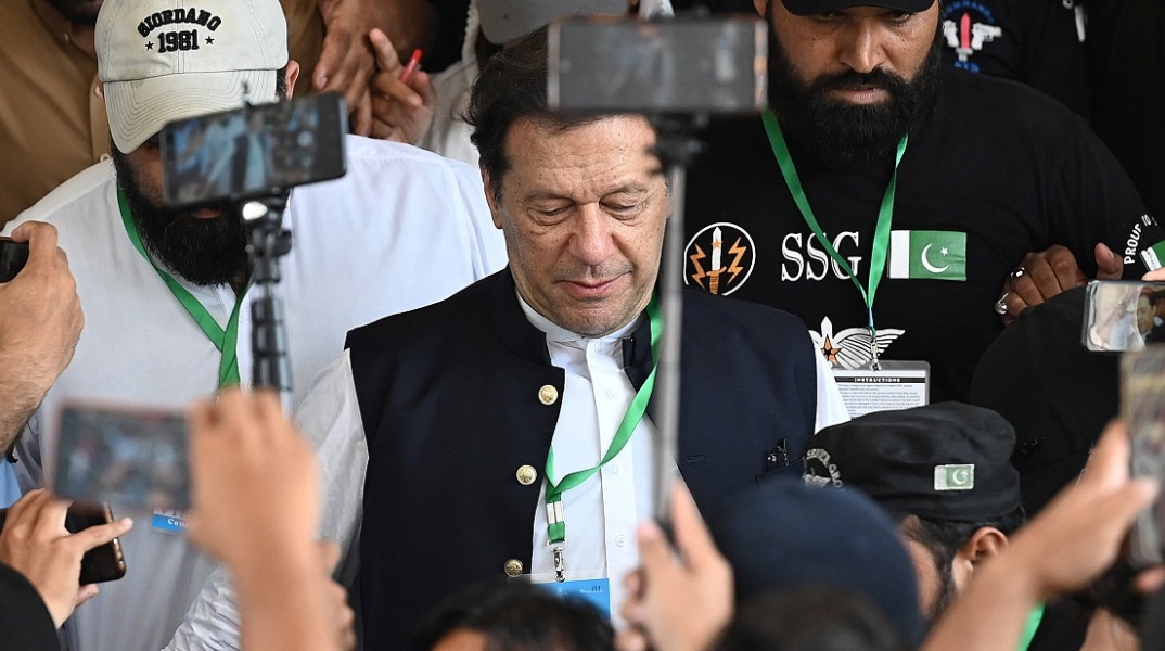 Πακιστάν: Σε κεντρική φυλακή της πόλης Αντιάλα θα φυλακιστεί ο πρώην πρωθυπουργός Ιμράν Χαν - Καταδικάστηκε για πρακτικές διαφθοράς.