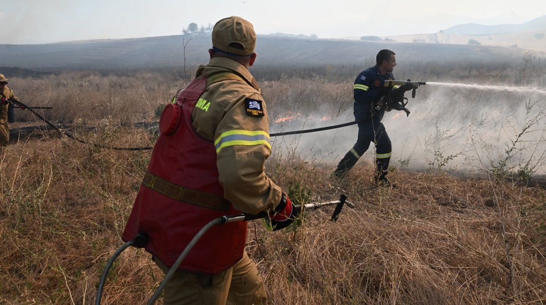 Μάχη με τις φλόγες σε χαράδρες δίνουν οι πυροσβέστες στο Σοφό Ασπροπύργου - Επιχειρούν ισχυρές δυνάμεις - Υπό έλεγχο η πυρκαγιά σε εργοστάσιο ανακύκλωσης.