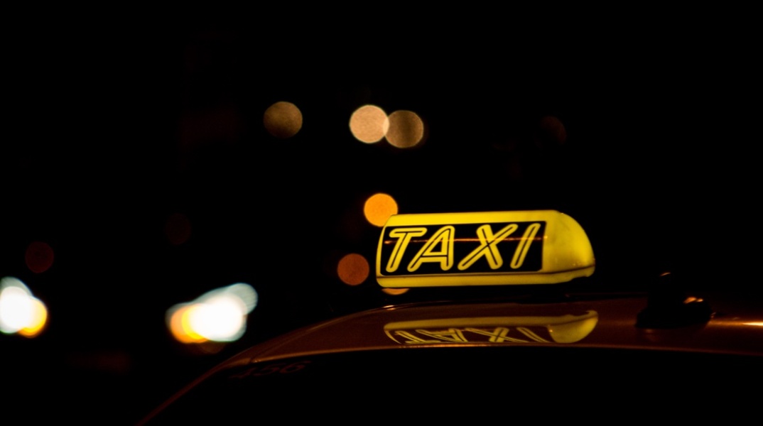 Σημαία ταξί στον σκοτεινό βραδινό ουρανό
