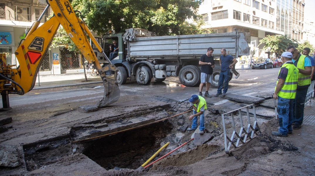 Θεσσαλονίκη: Πλήρης υδροδότηση μετά τις 23:30 στο τμήμα του κέντρου που έχει προβλήματα μετά τη θραύση αγωγού ύδρευσης στην οδό Ερμού.
